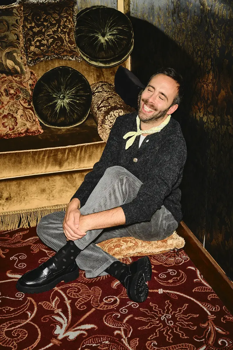 Une pop star française charismatique sur scène, devant une foule immense et enthousiaste, avec des jeux de lumières spectaculaires, reflétant l'énergie de la pop star musique contemporaine.